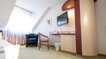 Decoración personalizada, muebles diferentes, escritorio y cunas