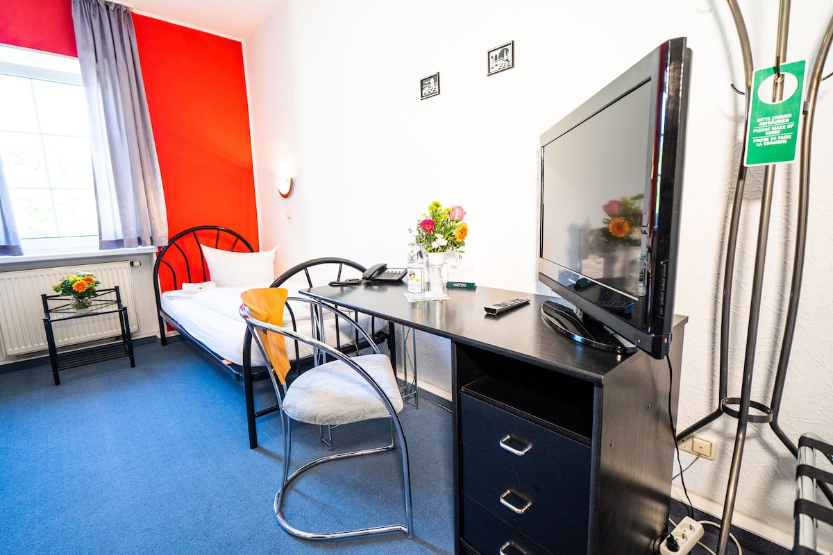 Economy-Dreibettzimmer | Individuell dekoriert, individuell eingerichtet, Schreibtisch