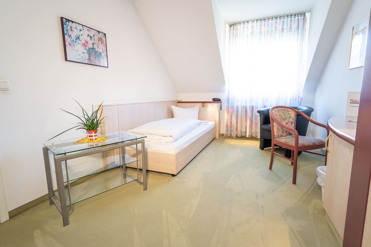 Kamar Single Comfort | Meja kerja dan tempat tidur bayi (biaya tambahan)