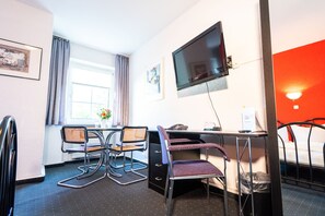 Neljän hengen comfort-huone | Yksilöllisesti sisustettu, yksilöllisesti kalustettu, työpöytä