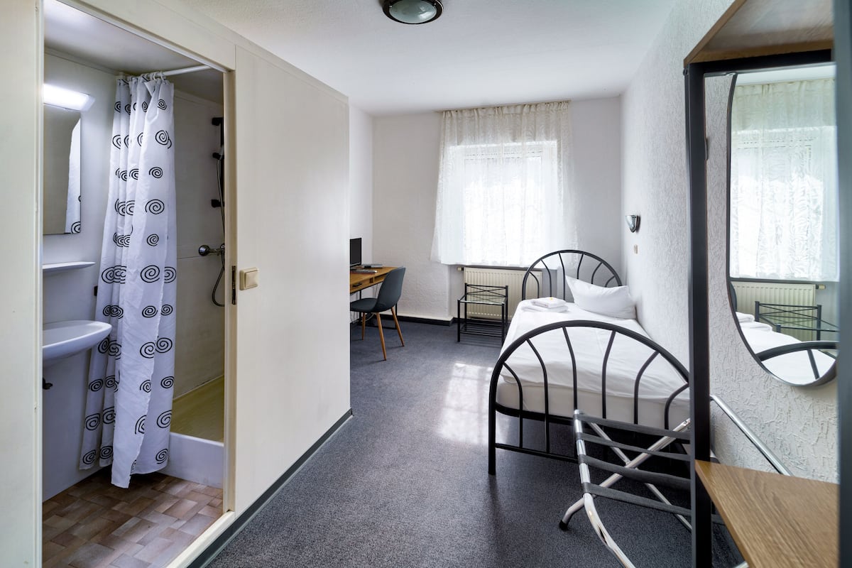 Kamar Single Ekonomi, 1 Tempat Tidur Twin | Meja kerja dan tempat tidur bayi (biaya tambahan)
