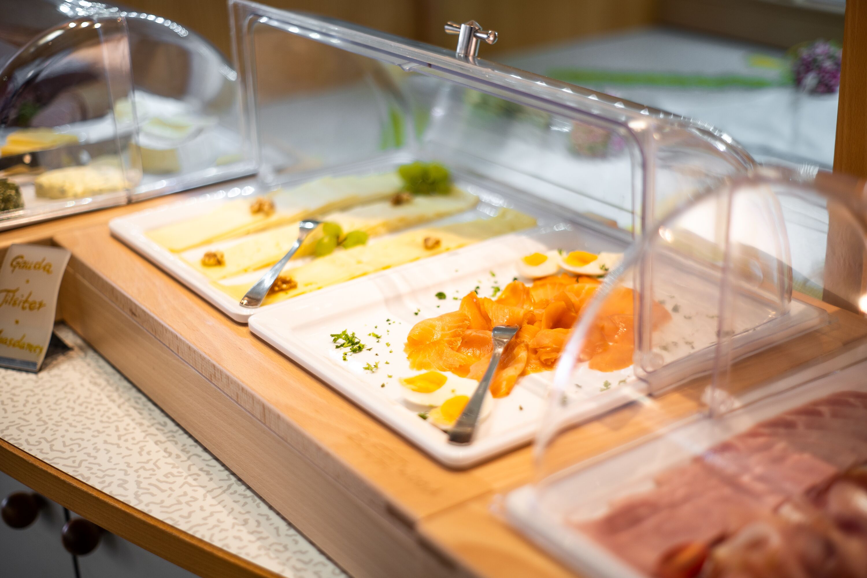 Buffet breakfast for a fee on weekdays