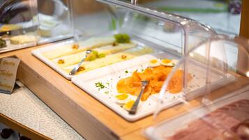 Buffet breakfast for a fee on weekdays