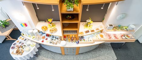 Frukostbuffé varje dag (EUR 11 per person)