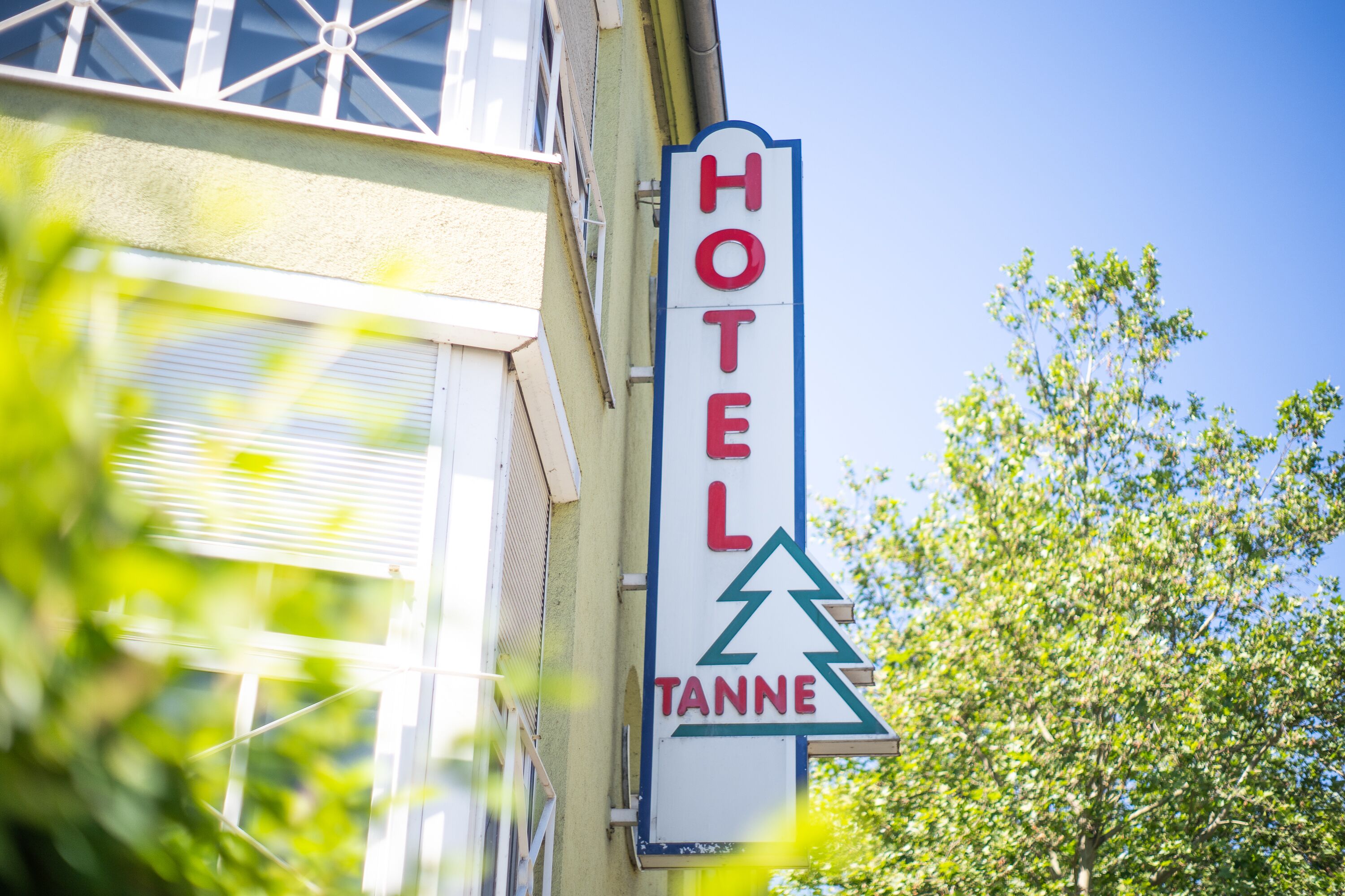 A hotel sign with a mountain icon and the word "HOTEL" in red letters.