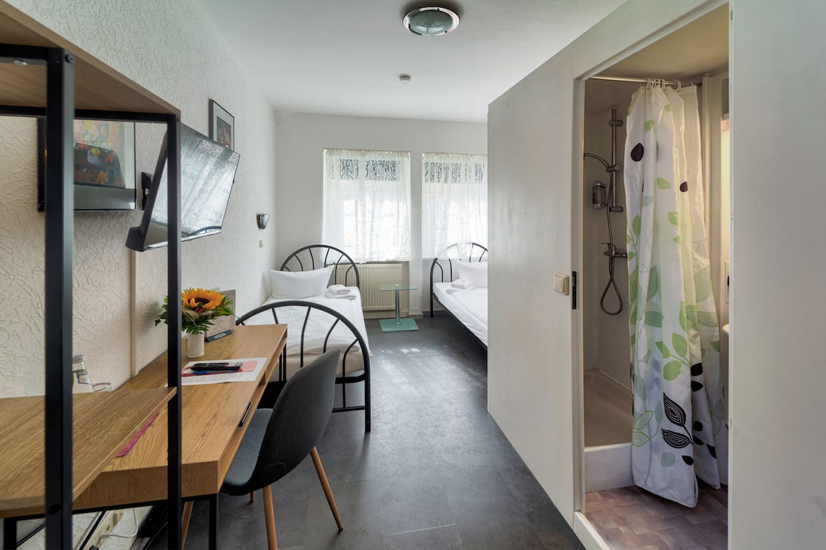 Kamar Double Ekonomi, 2 Tempat Tidur Twin | Meja kerja dan tempat tidur bayi (biaya tambahan)