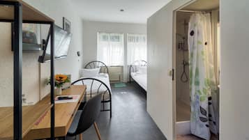 Decoración personalizada, muebles diferentes, escritorio y cunas