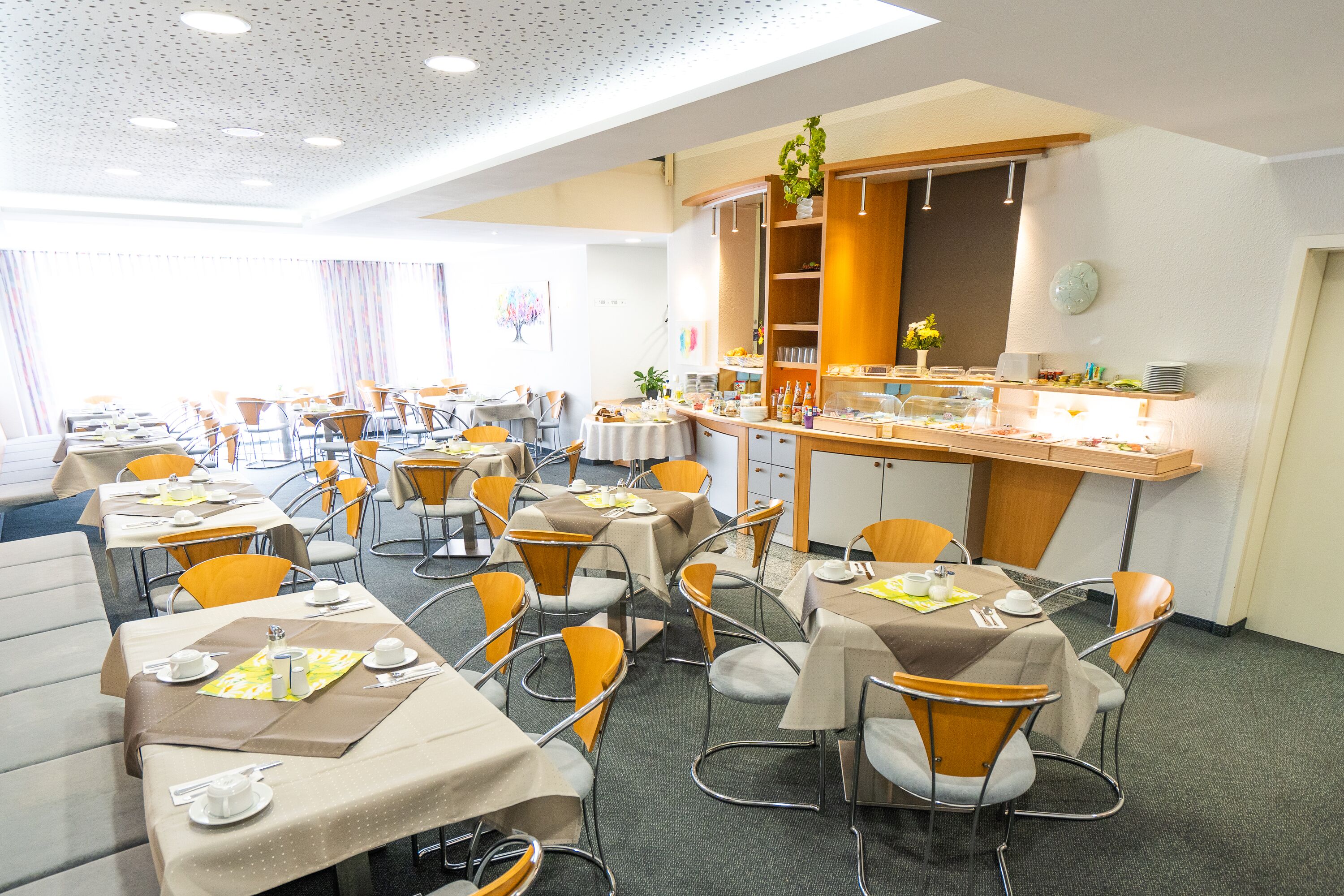 Buffet breakfast on weekdays (EUR 11 per person)