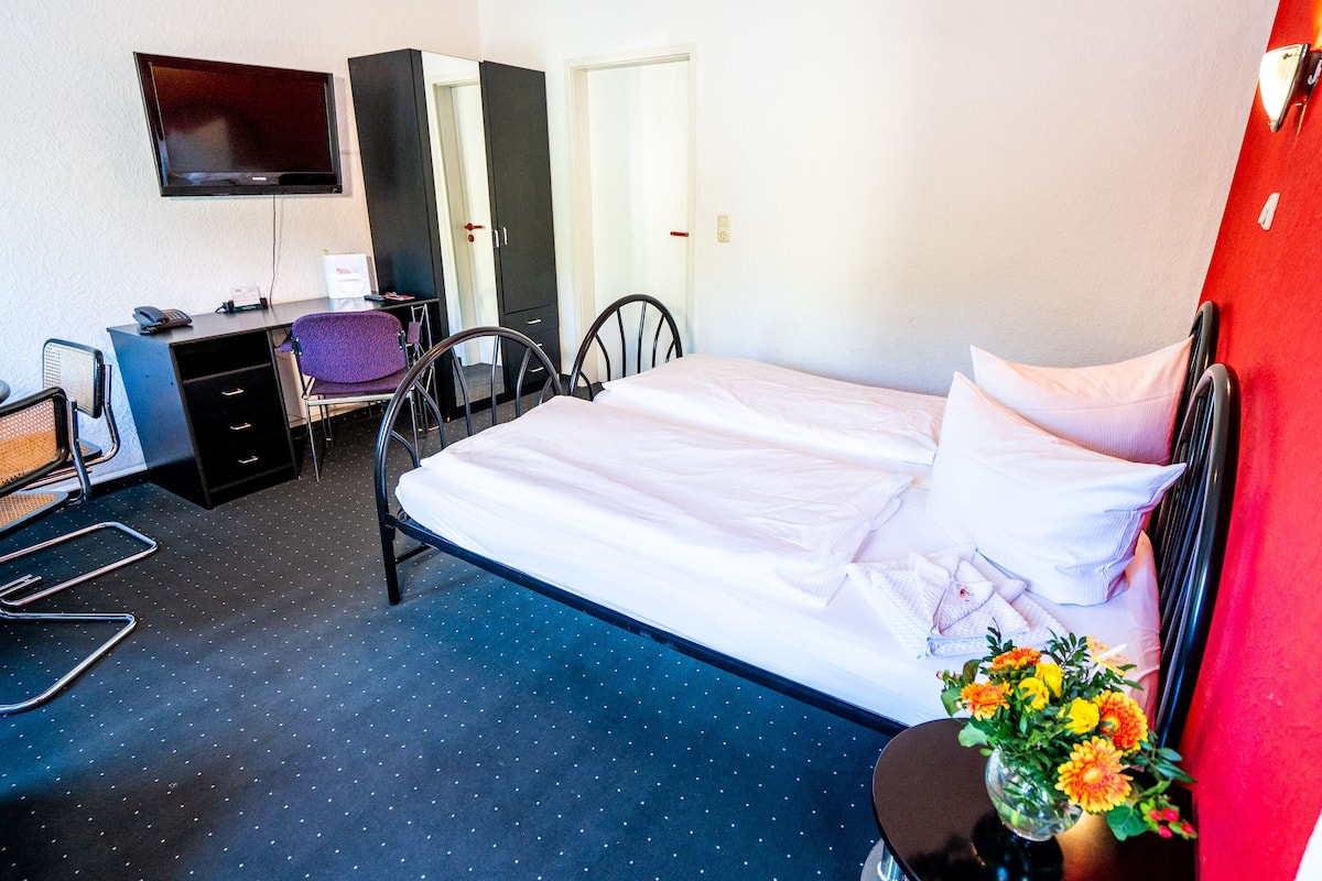 Comfort-Vierbettzimmer | Individuell dekoriert, individuell eingerichtet, Schreibtisch