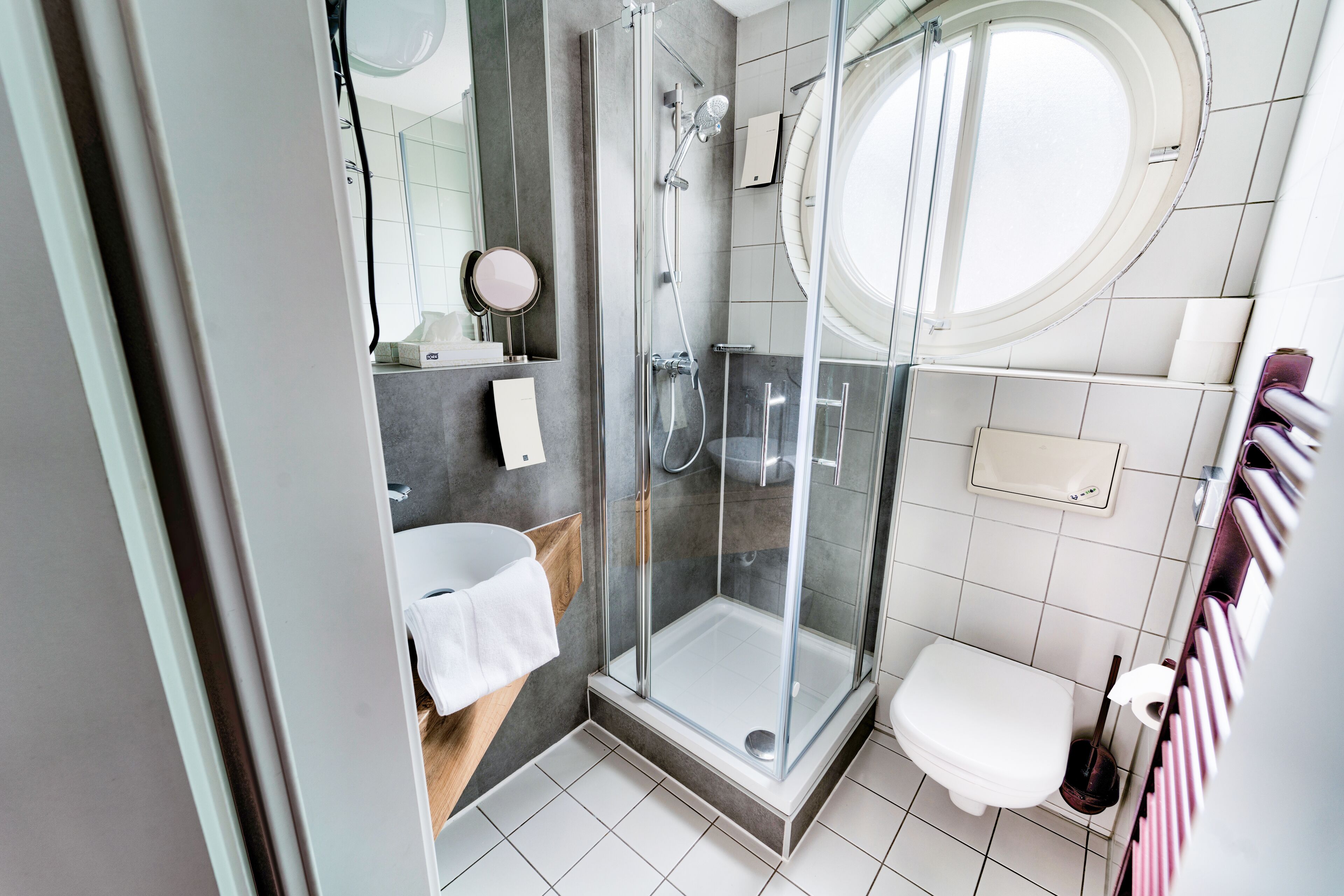 Comfort-Doppelzimmer | Badezimmer | Handtücher, Toilettenpapier