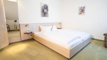 Comfort Double Room | Individually decorated, individually furnished, desk, cots/infant beds
