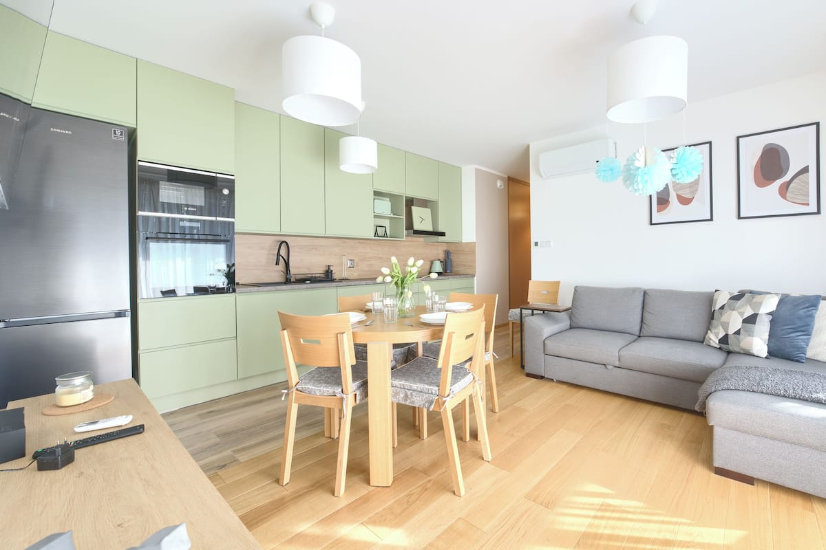 Apartment (10/45) | Living area | 30-inch flat-screen TV with cable channels, TV
