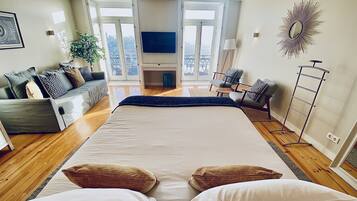 Loftsleilighet | Skrivebord, lydisolert, strykejern/-brett og barnesenger