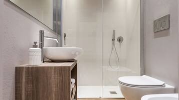 Apartament estàndard, 1 dormitori | Bany | Dutxa, capçal de dutxa tipus cascada, assecador de cabells i bidet