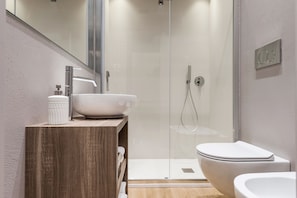 Standard-huoneisto, 1 makuuhuone | Kylpyhuone | Suihku, sadesuihkupää, hiustenkuivaaja, bidee