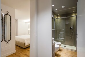 Apartamento superior, 1 habitación | Baño | Ducha, cabezal de ducha tipo lluvia, secador de pelo y bidé