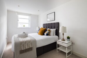 Deluxe Apartment | 2 bedrooms, desk, laptop workspace, iron/ironing board - Elegant & Beautiful City Centre flat (London)