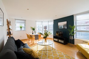 Deluxe Apartment | Living room | Flat-screen TV, DVD player - Elegant & Beautiful City Centre flat (London)