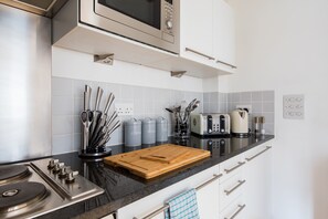 Deluxe Apartment | Private kitchen | Fridge, microwave, oven, stovetop - Elegant & Beautiful City Centre flat (London)