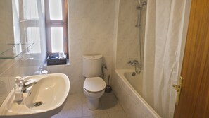 Ein Badezimmer mit Waschbecken, Toilette und Badewanne.