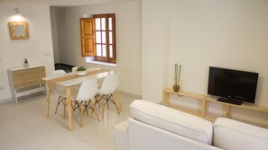 TV - Ca la iaia - Village house in the old town of Amer (Amer)