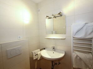 Apartment | Bathroom - Beautiful Apartment in Ried im Zillertal With Mountain View (Ried im Zillertal)