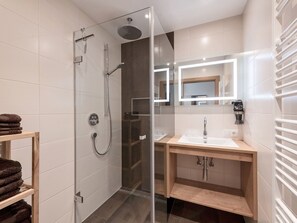 Een douche, een haardroger, handdoeken