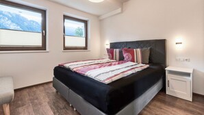 2 quartos, berços, individualmente mobiliados, roupa de cama