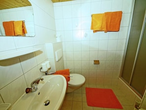 Apartment | Bathroom | Shower, towels