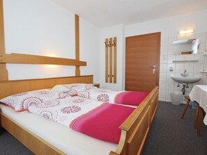 6 Schlafzimmer, Babybetten, individuell eingerichtet, Bettwäsche