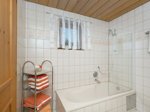 Apartment | Badezimmer | Duschwanne, Handtücher