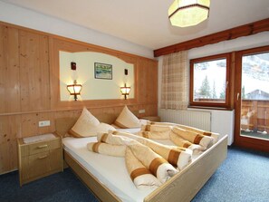 3 Schlafzimmer, Babybetten, Bettwäsche