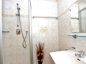 Apartment | Badezimmer | Dusche, Handtücher