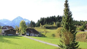 A rural landscape with houses, a clear path, and mountains in the background. - Heavenly Apartment in Wängle Tyrol near Walking Trails (Waengle)