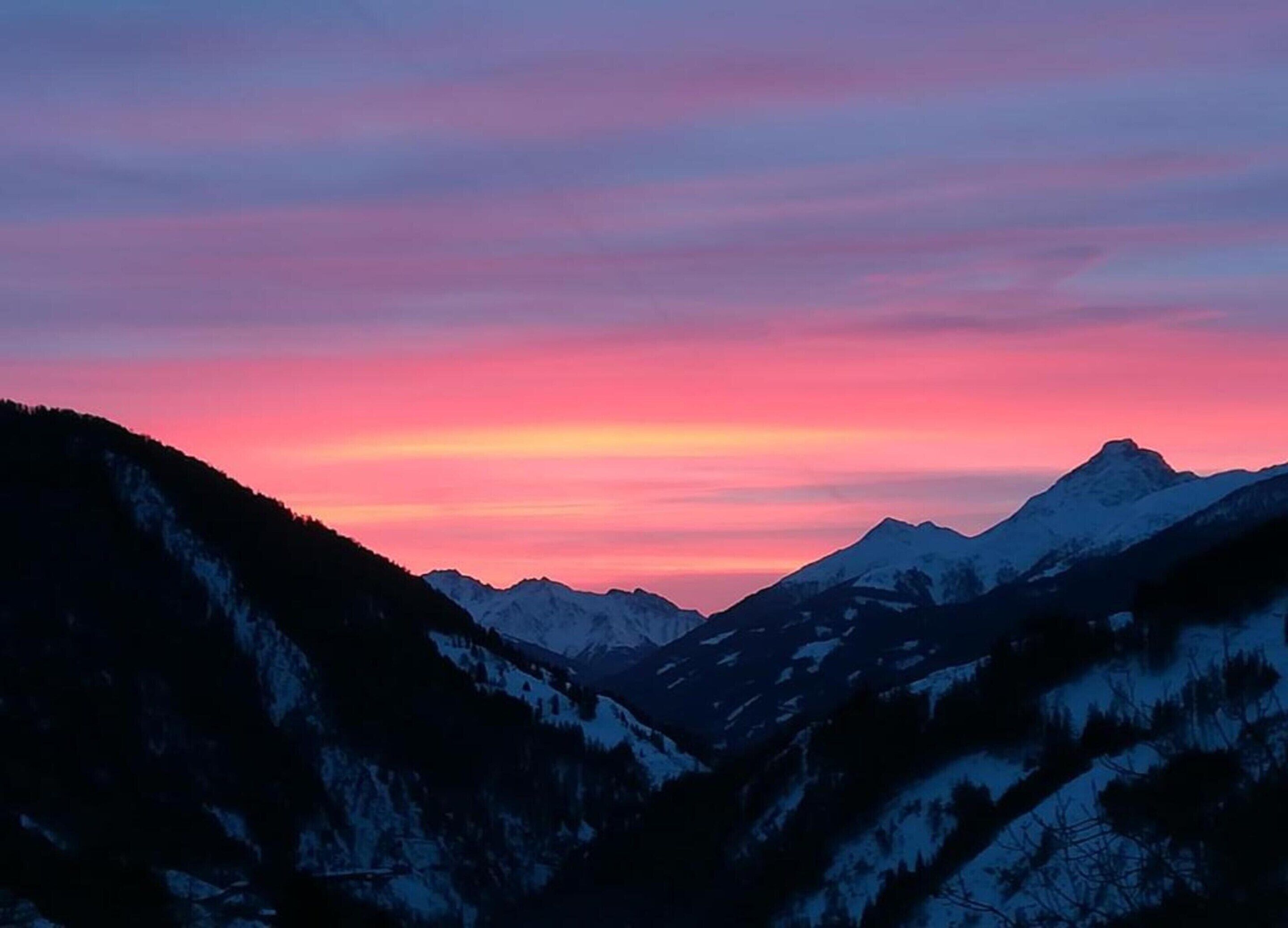Eine Berglandschaft bei Sonnenuntergang.