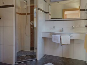 Apartment | Badezimmer | Dusche, Handtücher