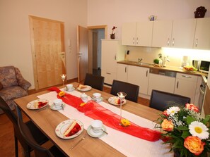 Apartment | Eigene Küche | Wasserkocher mit Kaffee-/Teezubehör, Kühlschrank, Mikrowelle, Ofen