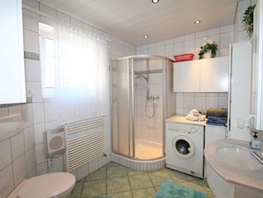 Shower, towels - Spacious Mansion With Garden in Köttmannsdorf (Kottmannsdorf)
