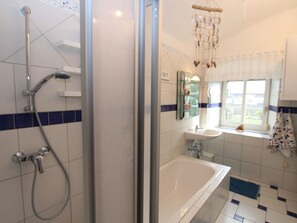 House | Bathroom | Bathtub, towels - Luxurious Apartment in Klagenfurt With Terrace (Klagenfurt am Woerthersee)