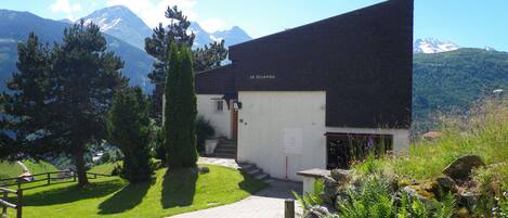 المنشأة من الخارج