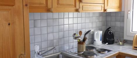 Apartamento | Cozinha privada | Cooktop, chaleira elétrica