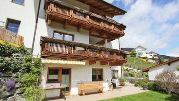 ุงูู
ูุดุฃุฉ ู
ู ุงูุฎุงุฑุฌ