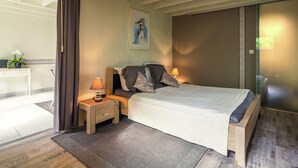 A bedroom with a bed, nightstands, a desk, and a painting on the wall. - Charming Retreat, Veldegem (Zedelgem)