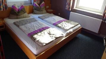 3 عدّة غرف نوم وطراز فريد لكل وحدة وملاءات أسرّة