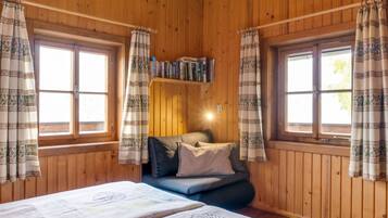 Nhà gỗ | 2 phòng ngủ, trang bị nội thất với thiết kế riêng biệt, bộ trải giường