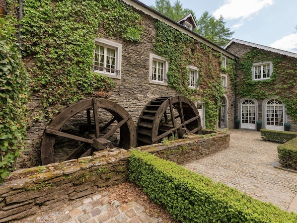 Property grounds - Magnificent Manor in Vresse-sur-semois With Sauna (Vresse-sur-Semois)