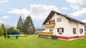 A two-story house with a balcony, a swimming pool, and a well-maintained lawn. - Holiday Apartment in Tropolach (Hermagor-Pressegger See)