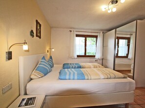 2 bedrooms, cots/infant beds, individually furnished, bed sheets - Cosy Apartment in Vorarlberg With Mountain View (Bartholomaeberg)