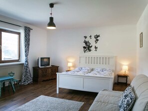 Individually furnished - Beautiful Apartment With Sauna (Hopfgarten im Brixental)