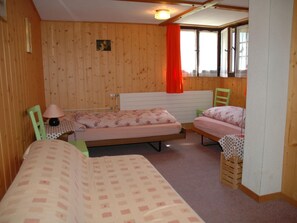 Hus | 2 sovrum, unika möbler och sängkläder